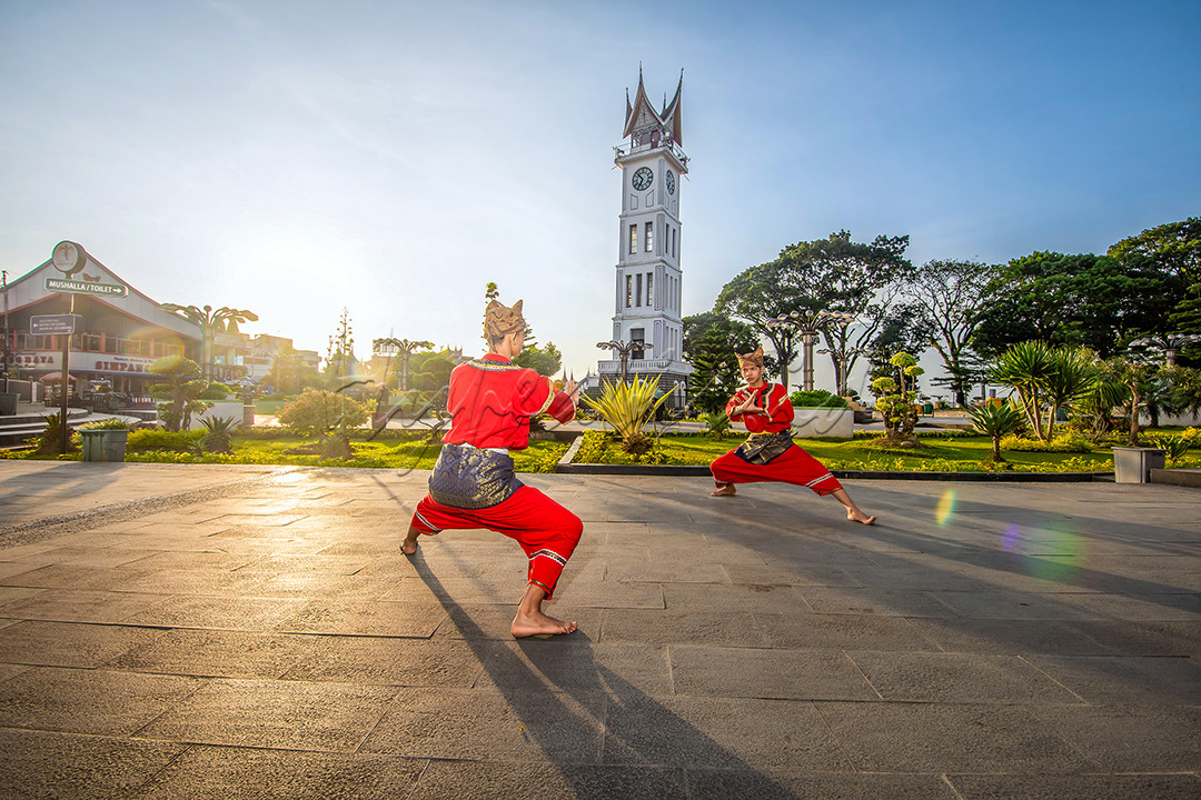 Indonesia adalah negara yang akan kaya dengan beragam budaya tradisi salah satunya adalah pencak silat, salahsatu daerah yang kental akan budaya silatnya adalah Sumatera Barat. Pencak Silat di Minang ini sudah ada sejak jaman dahulu, bahkan setiap pemuda nya diwajibkan belajar silat agar bisa menjaga diri, keluarga dan sukunya. Daripada itu sampai sekarang silat tradisi ini masih melkat di minangkabau dan tetap akan dilestrikan