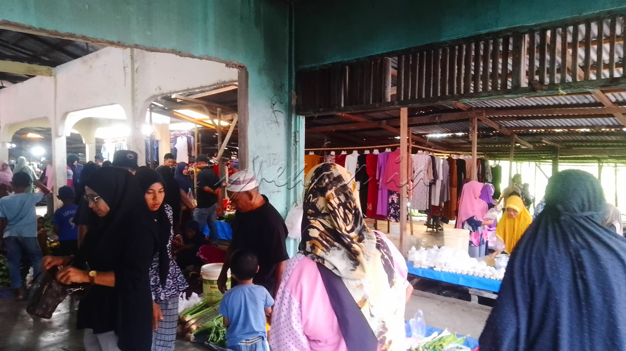 [ Wajah Indonesia ]<br />
Pasar Minggu Km 1 merupakan pasar tradisional yang berasal dari desa Perawang, kabupaten Siak, Provinsi Riau. Pasar ini sudah lama berdiri dan tempat jual beli tradisional yang berada didesa Perawang dan keasrian adat istiadat jual belinya masih terjaga.