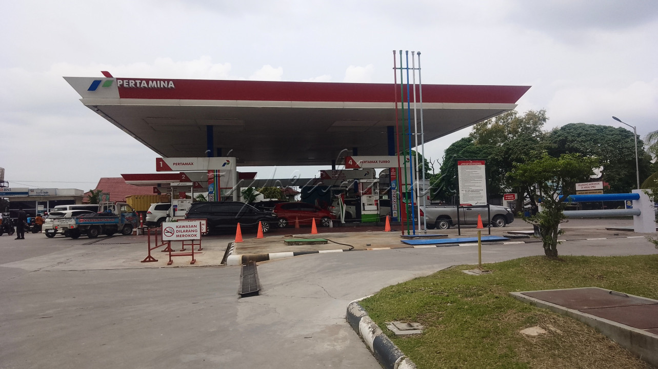 Suasana hiruk pikuk pengisian pom bensin di Daerah Rumbai ,Kota Pekanbaru, Provinsi Riau