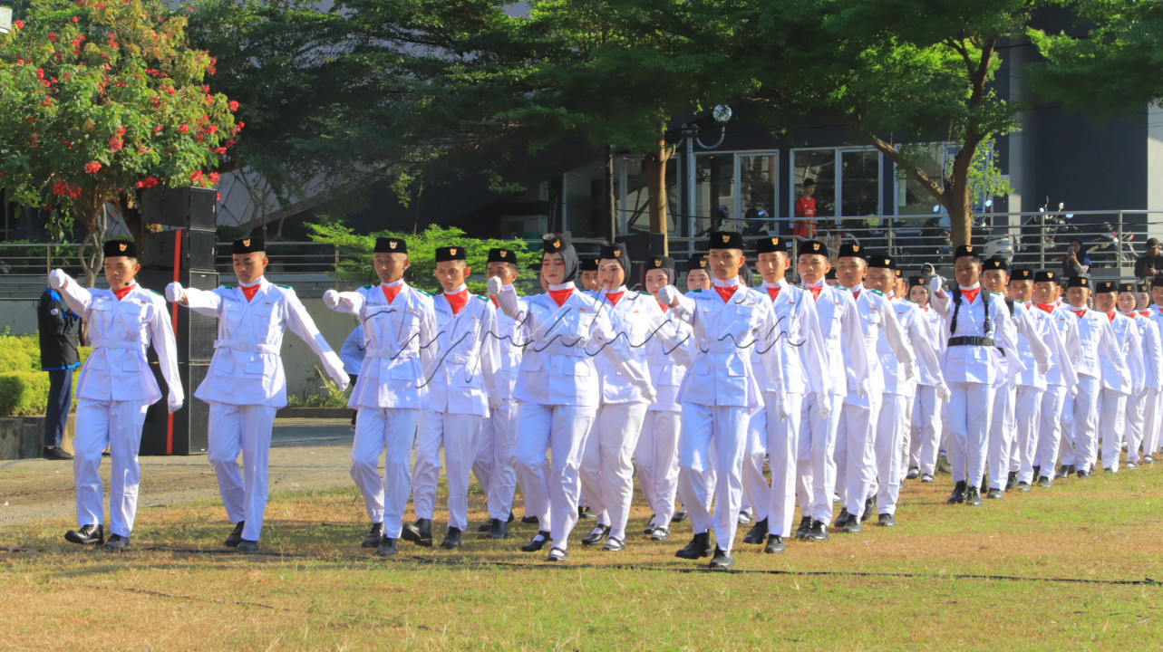foto tersebut menggambarkan sekelompok paskibra dalam melaksanakan upacara 17 agustus 2024 paskibra tersebut terlihat gagah dan tangguh setelah sekian lama berlatih&nbsp;