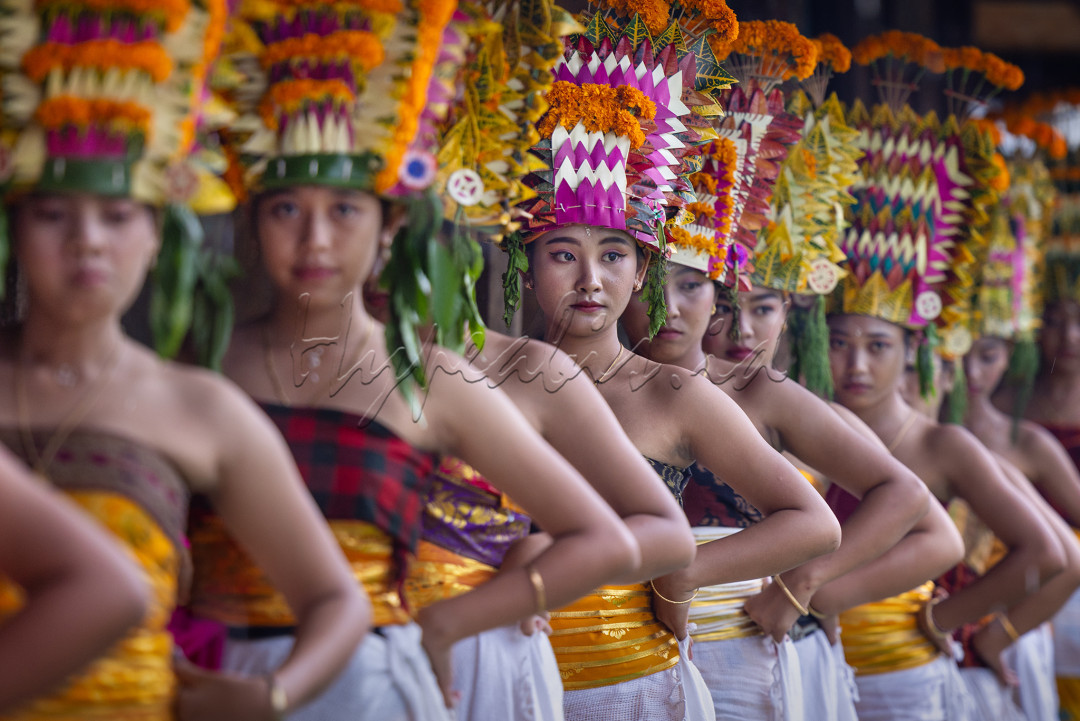 Wajah penari Rejang Adat Bali yang penuh tulus iklas menarikan tarian menyambut Dewa Dewi dari kahyangan dalam ritual upacara adat di Karangaasem, Bali
