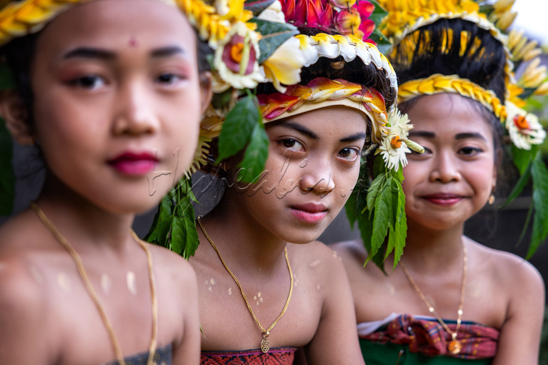 Wajah anak-anak Indonesia dalam balutan busana Rejang yang penuh warna warni di Bali