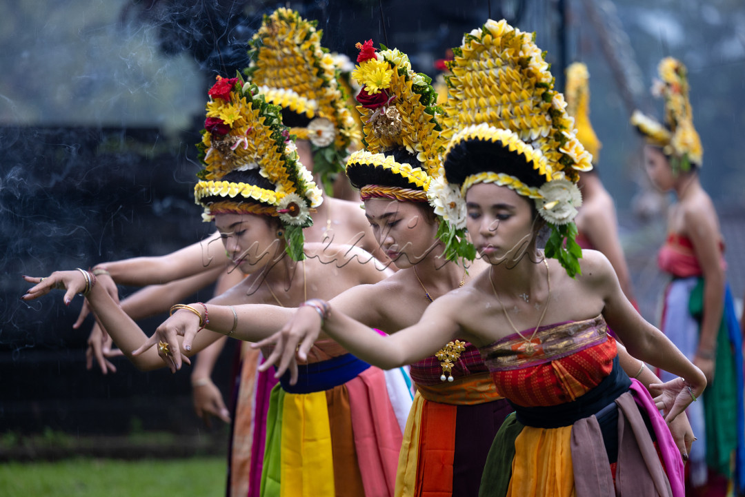Gemulai tarian Rejang Adat di Bali yang sakral dan penuh magis