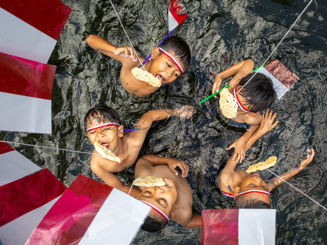 Wajah anak-anak pesisir timur Bali dalam semangat merayakan kemerdekaan Indonesia yang ke-79 dengan berbagai lomba yang penuh canda tawa