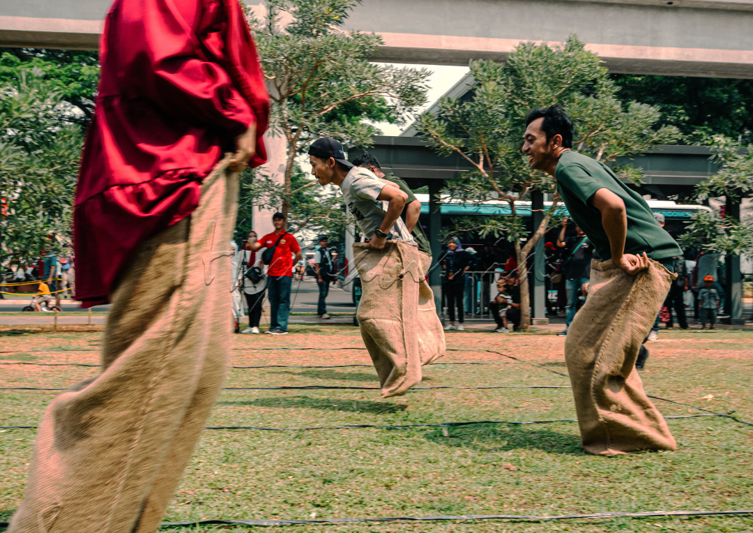 HUT RI di TMII pada hari Sabtu (17/8/2024) terdapat banyak sekali perlombaan. Salah satunya adalah balap karung yang diikuti belasan peserta.<br />
Aku bersama orang tuaku menikmati suasana perlombaan di sana.