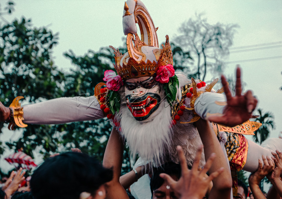 Hanoman di angkat oleh penari tari kecak seakan akan terbang, adegan tersebut di ambil saat sedang ingin melawan brahwana.<br />
&nbsp;
