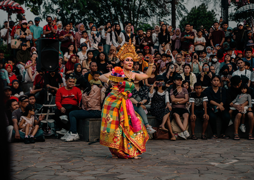 Shinta sedang menari karena ingin menghindari rayuan brahwana, penari tersebut menampilan salah atu adegan di tari kecak