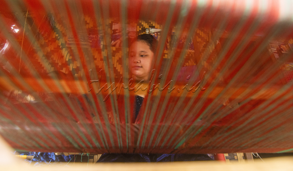 Seorang Warga Baduy saedang membuat tenun baduy di depan rumahnya. Kain Tenun Baduy ini memiliki makna-makna yang erat hubungannya dengan tradisi dan kepercayaan mereka. Kain ini bukanlah untuk memenuhi kebutuhan sandang saja.<br />
<br />
Kain ini, bagi Orang Kanekes, juga menjadi identitas terlebih khusus nilai-nilai adat yang juga melambangkan kehadiran mereka. Kain tenun ini sangat dekat dengan kehidupan khususnya lingkungan keluarga.