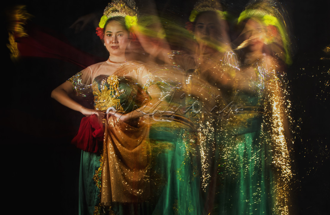 Tari jaipong merupakan&nbsp;jenis tari pergaulan tradisional yang sangat terkenal pada jamannya di Indonesia terutama di daerah bagian Jawa Barat. Tari jaipong merupakan salah satu identitas kesenian Jawa Barat.