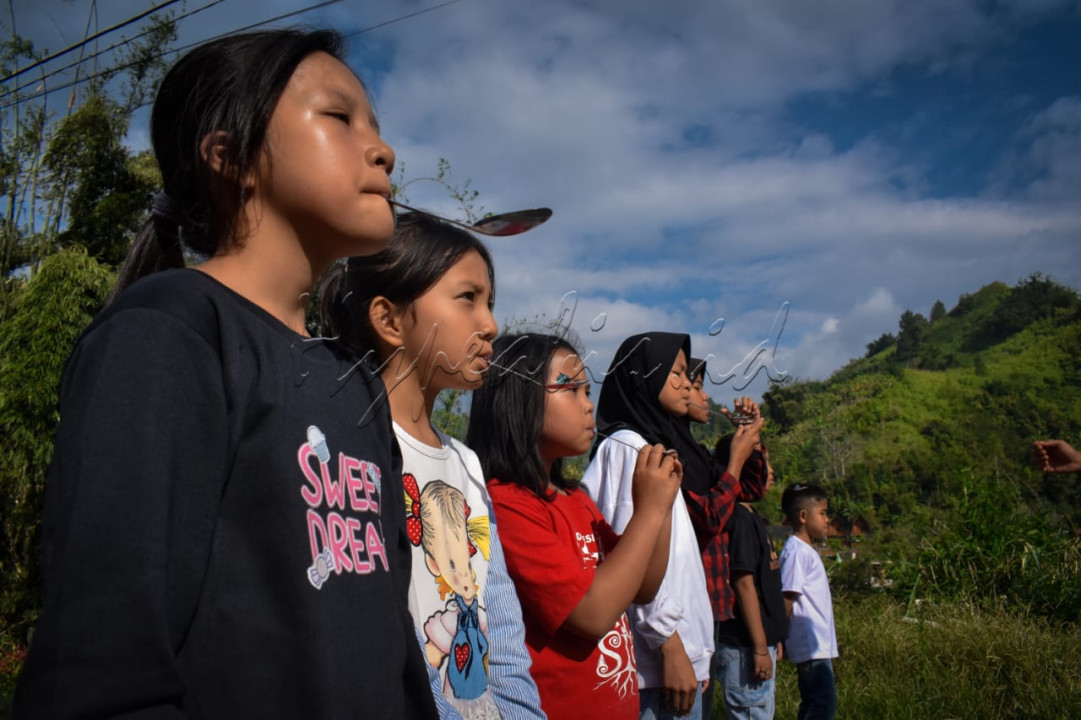 Beberapa anak menggikuti perlombaan balap kalereng untuk ikut memeriahkan hari kemerdekaan.