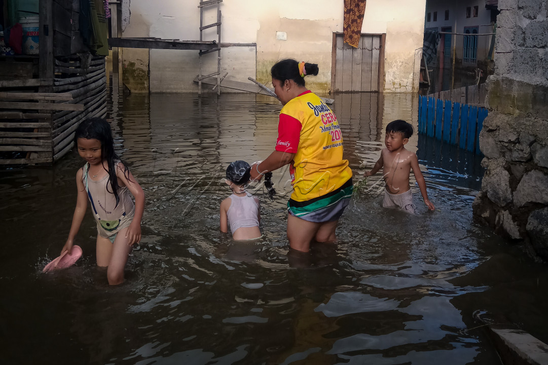 Banjir menjadi salah satu wahana bermain bagi anak-anak untuk berenang dan Sebagainya.