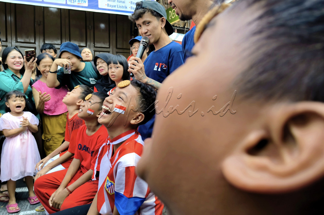 Anak anak yang sedang mengikuti lomba 17 an tertawa bahagia