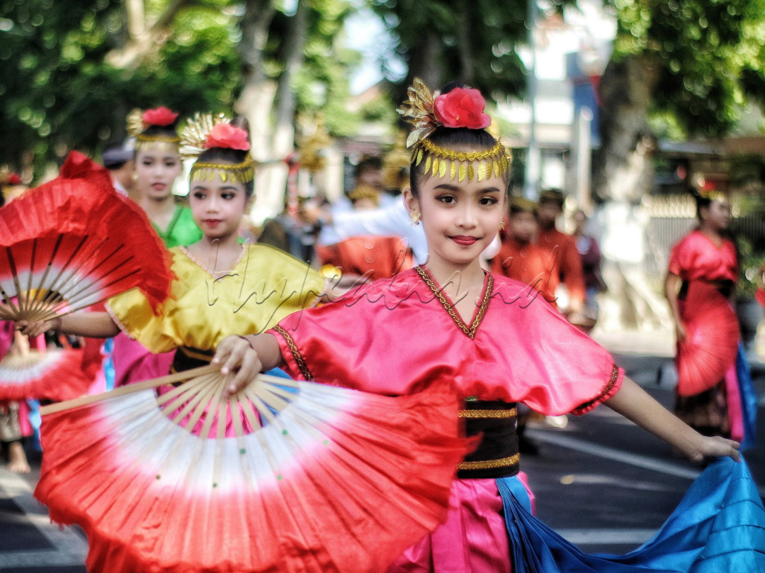 Menari kolosal dalam pawai budaya pelajar kota mataram-Lombok (NTB)&nbsp;