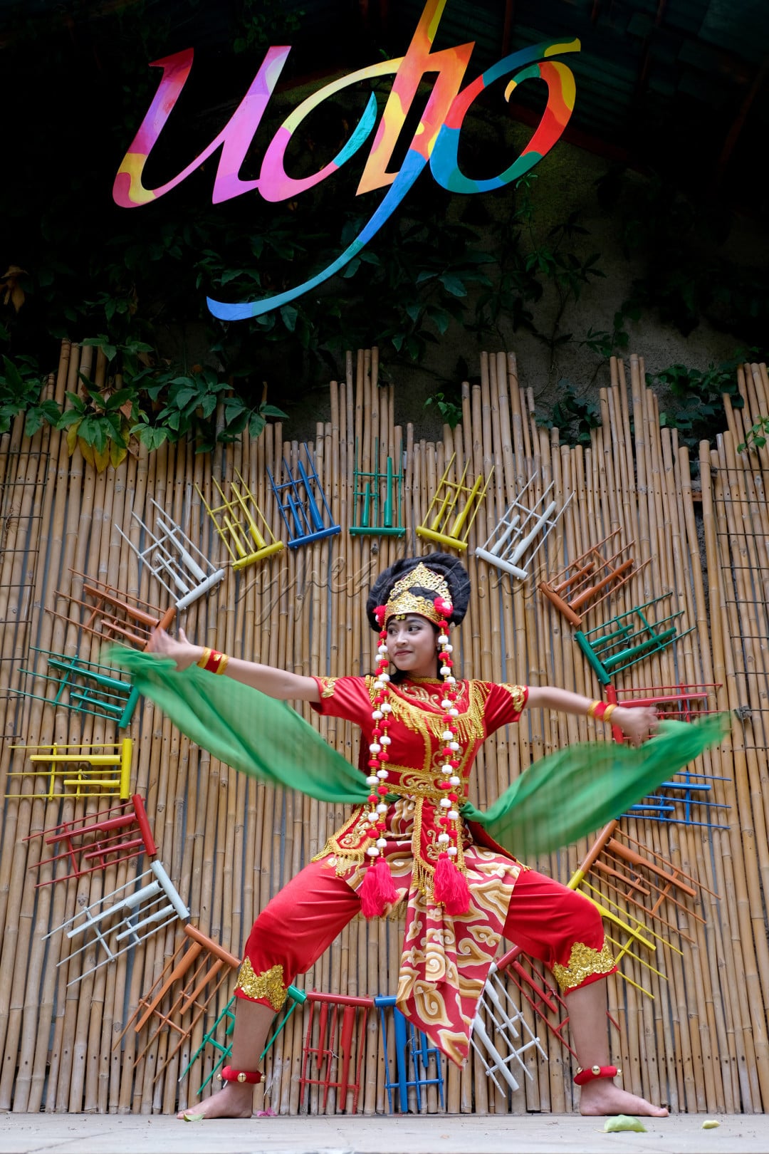 Saung Angklung Udjo&nbsp; merupakan sebuah tujuan wisata budaya dan edukasi yang lengkap, karena memiliki arena pertunjukan, pusat kerajinan bambu dan workshop untuk alat musik bambu. Disamping itu, kehadiran Saung Angklung Udjo di Bandung menjadi lebih bermakna karena kepeduliannya untuk terus melestarikan dan mengembangkan kebudayaan Sunda &ndash; khususnya Angklung &ndash; kepada masyarakat melalui sarana pendidikan dan pelatihan. saung angklung Udjo juga menampilkan beberapa seni budaya seperti penari topeng dari cirebon dan lain sebagainya bila ada event tertentu