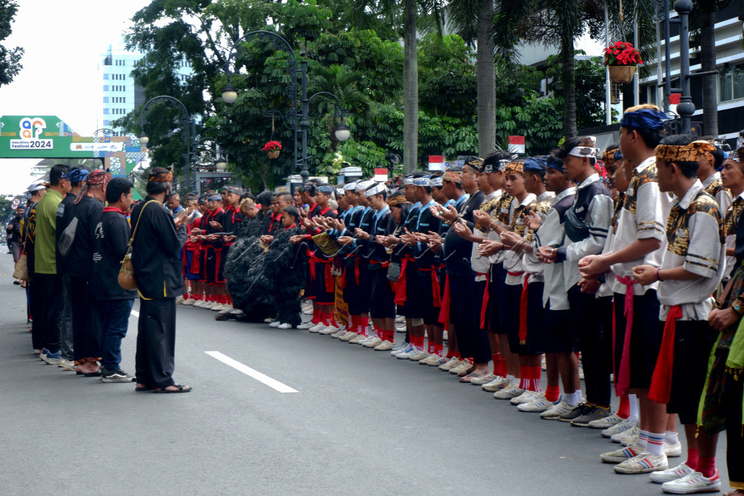 Para Peserta Carnaval berdoa sebelum acara&nbsp; Asia Africa Festival 2024 dimulai. Asia Africa Festival 2024 merupakan program Pemerintah Kota Bandung berkolaborasi dengan Kementerian Luar Negeri dan Museum Konferensi Asia Afrika yang dikelola Kemlu.<br />
Walaupun kota Bandung diguyur hujan sej?ak pagi, namun AAF 2024 tak kehilangan&nbsp;daya tariknya. Ribuan warga bandung menyemut&nbsp;menyesaki jalan merdeka dan jalan-jalan di sekitarnya untuk menyaksikan berbagai atraksi budaya Asia Afrika.&nbsp;Para duta besar dan diplomat utusan dari 27 negara yang hadir juga tetap berada di tempat hingga acara pembukaan berakhir. Tak jarang mereka bertepuk tangan memberikan semangat kepada para penampil budaya, terutama jika budaya dari negara mereka yang tampil.<br />
&nbsp;