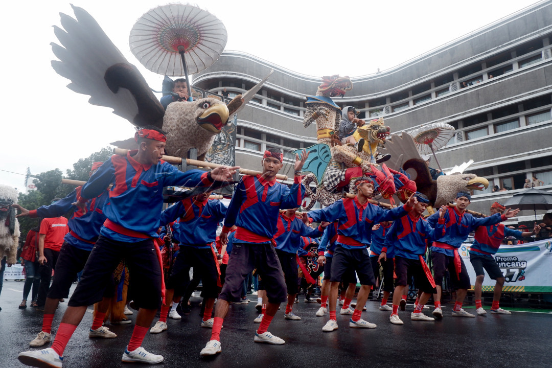 Penampilan sisingaan dari Perkumpulan Benjang Indonesia pada Karnaval Asia Africa Festival 2024, Bandung, Sabtu (6/7/2024)<br />
.<br />
Walaupun kota Bandung diguyur hujan sej?ak pagi, namun AAF 2024 tak kehilangan&nbsp;daya tariknya. Ribuan warga bandung menyemut&nbsp;menyesaki jalan merdeka dan jalan-jalan di sekitarnya untuk menyaksikan berbagai atraksi budaya Asia Afrika.&nbsp;Para duta besar dan diplomat utusan dari 27 negara yang hadir juga tetap berada di tempat hingga acara pembukaan berakhir. Tak jarang mereka bertepuk tangan memberikan semangat kepada para penampil budaya, terutama jika budaya dari negara mereka yang tampil.<br />
&nbsp;