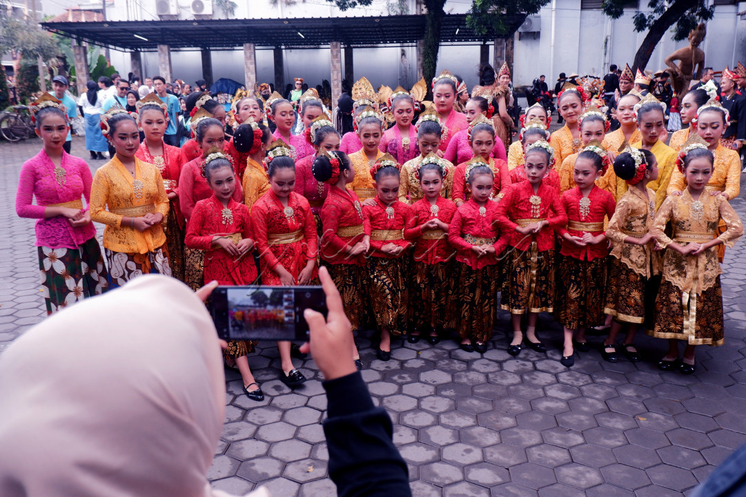 Terlihat beberapa para peserta carnaval sedang mengabadikan untuk foto bersama di acara Asia Africa Festival 2024. Sebagai kota penyelenggaraan Konferensi Asia Afrika 69 tahun silam menempatkan Bandung bukan saja sebagai Kota Dunia, tetapi juga sebagai kota cikal bakal solidaritas antar bangsa, terutama Asia Afrika.&nbsp;Semangat tersebut yang kini digaungkan kembali kepada masyarakat Bandung dan warga dunia yang hadir menyesaki Jl Asia Afrika pada Asia Africa Festival (AAF) 2024&nbsp;yang berlangsung selama dua hari (6-7/7).<br />
Asia Africa Festival 2024 merupakan program Pemerintah Kota Bandung berkolaborasi dengan Kementerian Luar Negeri dan Museum Konferensi Asia Afrika yang dikelola Kemlu.