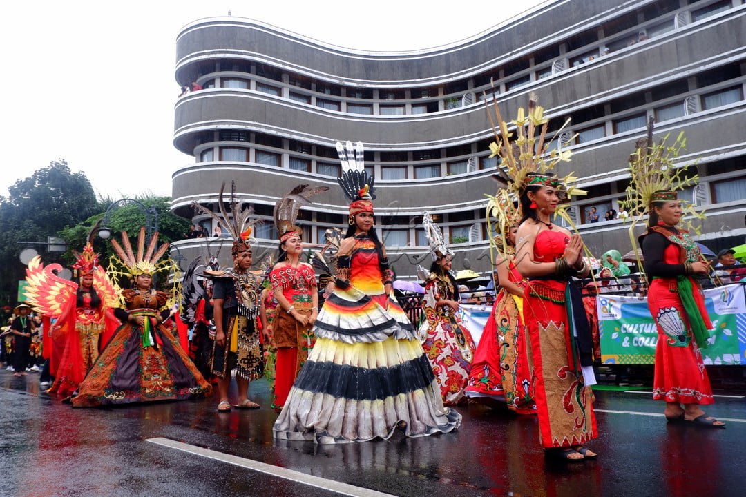 Delegasi dari Kota Palangkaraya Kalimantan Tengah yang ikut meramaikan Karnaval Asia Africa Festival 2024, Bandung, Sabtu (6/7/2024)<br />
.<br />
Asia Africa Festival 2024 merupakan program Pemerintah Kota Bandung berkolaborasi dengan Kementerian Luar Negeri dan Museum Konferensi Asia Afrika yang dikelola Kemlu.<br />
Walaupun kota Bandung diguyur hujan sej?ak pagi, namun AAF 2024 tak kehilangan&nbsp;daya tariknya. Ribuan warga bandung menyemut&nbsp;menyesaki jalan merdeka dan jalan-jalan di sekitarnya untuk menyaksikan berbagai atraksi budaya Asia Afrika.&nbsp;Para duta besar dan diplomat utusan dari 27 negara yang hadir juga tetap berada di tempat hingga acara pembukaan berakhir. Tak jarang mereka bertepuk tangan memberikan semangat kepada para penampil budaya, terutama jika budaya dari negara mereka yang tampil