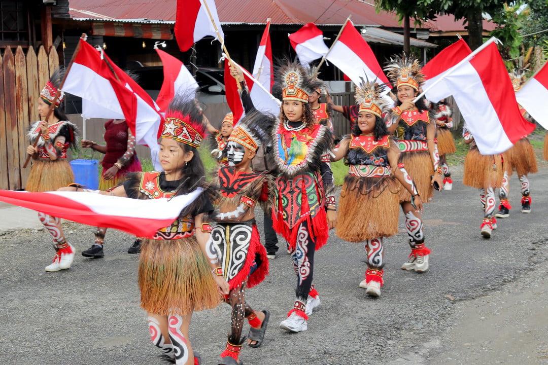 Berbagai macam suku merayakan semarak kemerdekaan Indonesia dengan memakai pakaian adat Koteka&nbsp;