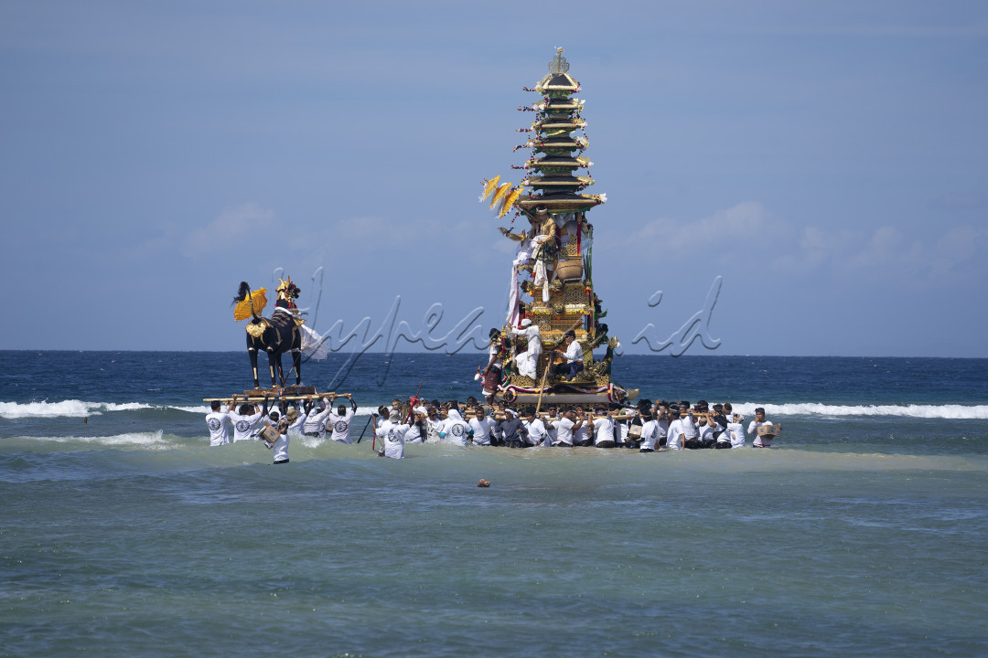 Di Nusa Penida ada sebuah tradisi yang sangat unik yaitu ngaben. Bade dan Lembu pada umumnya di Bali akan melalui jalan biasa tapi di Nusa Penida Bade dan Lembu yang di arak ke kuburan diarak di pantai sambil sekali sekali ke tengah laut disini para warga akan bergotong royong mengangkat bade dan lembu&nbsp;