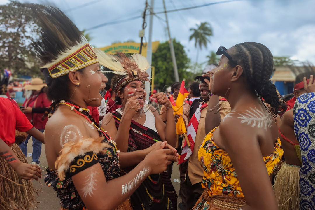 ekspresi bahagia Gadis Merauke saat pawai budaya Nusantara menjelang Dirgahayu ke 79 NKRI 17 Agustus 1945 - 17 Agustus 2024