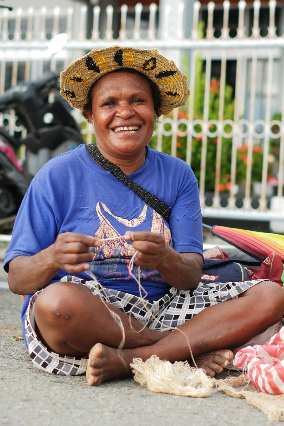 Potrait Mama papua yang sedang merajut noken .<br />
Masyarakat Papua biasanya menggunakannya untuk membawa hasil-hasil pertanian seperti sayuran, umbi-umbian dan juga untuk membawa barang-barang dagangan ke pasar. Karena keunikannya yang dibawa dengan kepala, noken ini di daftarkan ke UNESCO sebagai salah satu hasil karya tradisional dan warisan kebudayaan dunia. Pada 4 Desember 2012, noken khas masyarakat Papua ditetapkan sebagai warisan kebudayaan tak benda UNESCO