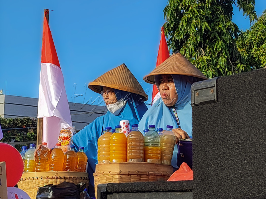 rempah rempah adalah kekayaan alam Indonesia., Nampak dua penjual jamu gendong , sebuah minuman sehat khas Indonesia yang merupakan warisan leluhur dari ratusan tahun silam.