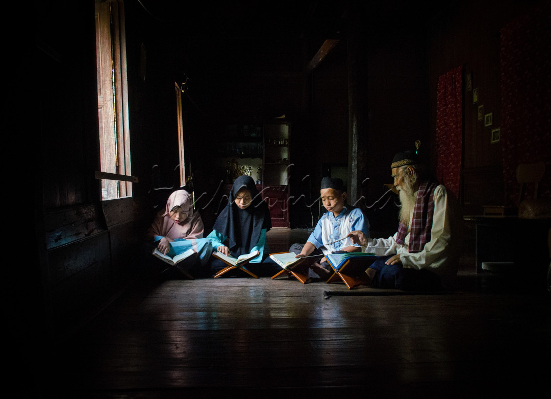 Indonesia dengan mayoritas penduduknya yang beragama Muslim terkenal dengan religiusnya