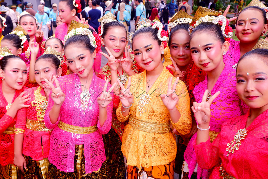 Wajah-wajah cantik indonesia para peserta carnaval&nbsp; banyak menghiasi meriahnya acara Asia Africa Festival 2024.&nbsp;Karnaval budaya dalam Asia Africa Festival di Kota Bandung, Jawa Barat, Sabtu (6/7/2024). Karnaval ini tak hanya dimeriahkan peserta asal Jawa Barat, tetapi juga provinsi lain di Indonesia hingga mancanegara.