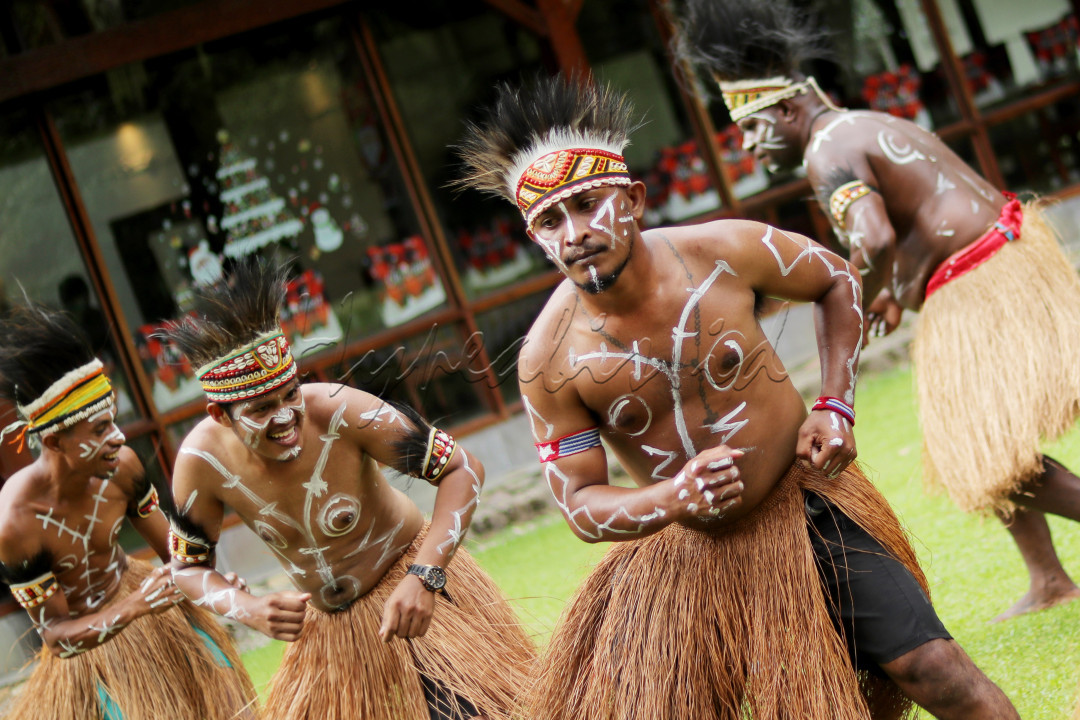 Tari Seka merupakan salah satu tarian adat masyarakat di Kabupaten Mimika. Tarian ini merupakan bentuk ekspresi masyarakat atas rasa syukur kepada Sang Pencipta