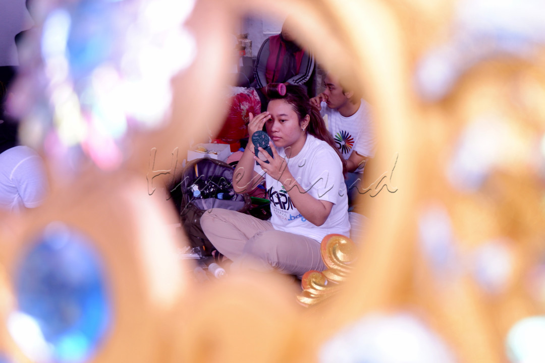 Seorang anggota Asosiasi Karnaval Indonesia (AKARI) dan juga peserta karnaval Asia africa festival 2024 sedang asik berdandan (make up) sebelum acara di mulai.<br />
Asia Africa Festival 2024 merupakan program Pemerintah Kota Bandung berkolaborasi dengan Kementerian Luar Negeri dan Museum Konferensi Asia Afrika yang dikelola Kemlu.<br />
Walaupun kota Bandung diguyur hujan sej?ak pagi, namun AAF 2024 tak kehilangan&nbsp;daya tariknya. Ribuan warga bandung menyemut&nbsp;menyesaki jalan merdeka dan jalan-jalan di sekitarnya untuk menyaksikan berbagai atraksi budaya Asia Afrika.&nbsp;Para duta besar dan diplomat utusan dari 27 negara yang hadir juga tetap berada di tempat hingga acara pembukaan berakhir. Tak jarang mereka bertepuk tangan memberikan semangat kepada para penampil budaya, terutama jika budaya dari negara mereka yang tampil.<br />
&nbsp;
