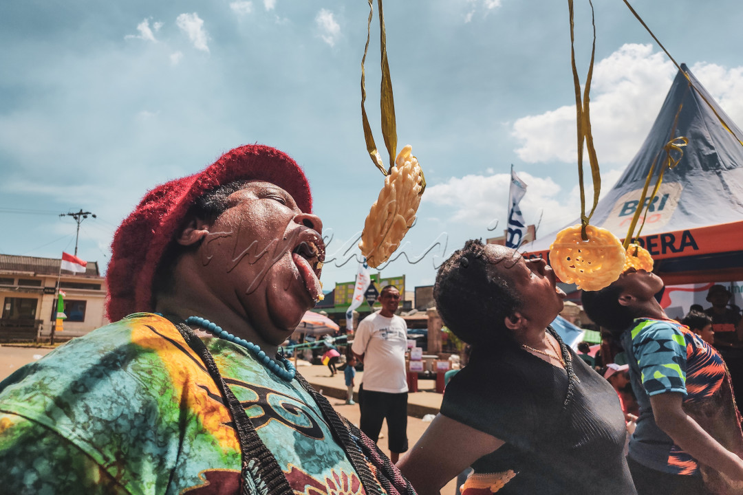 nampak antusiasme mama Papua dalam lomba makan kerupuk di hari kemerdekaan NKRI ke 79 , sebuah lomba yang berhasil membawa history filosofis tentang bahagia itu adalah semangat hidup dalam bermasyarakat berbangsa dsn bernegara.&nbsp;