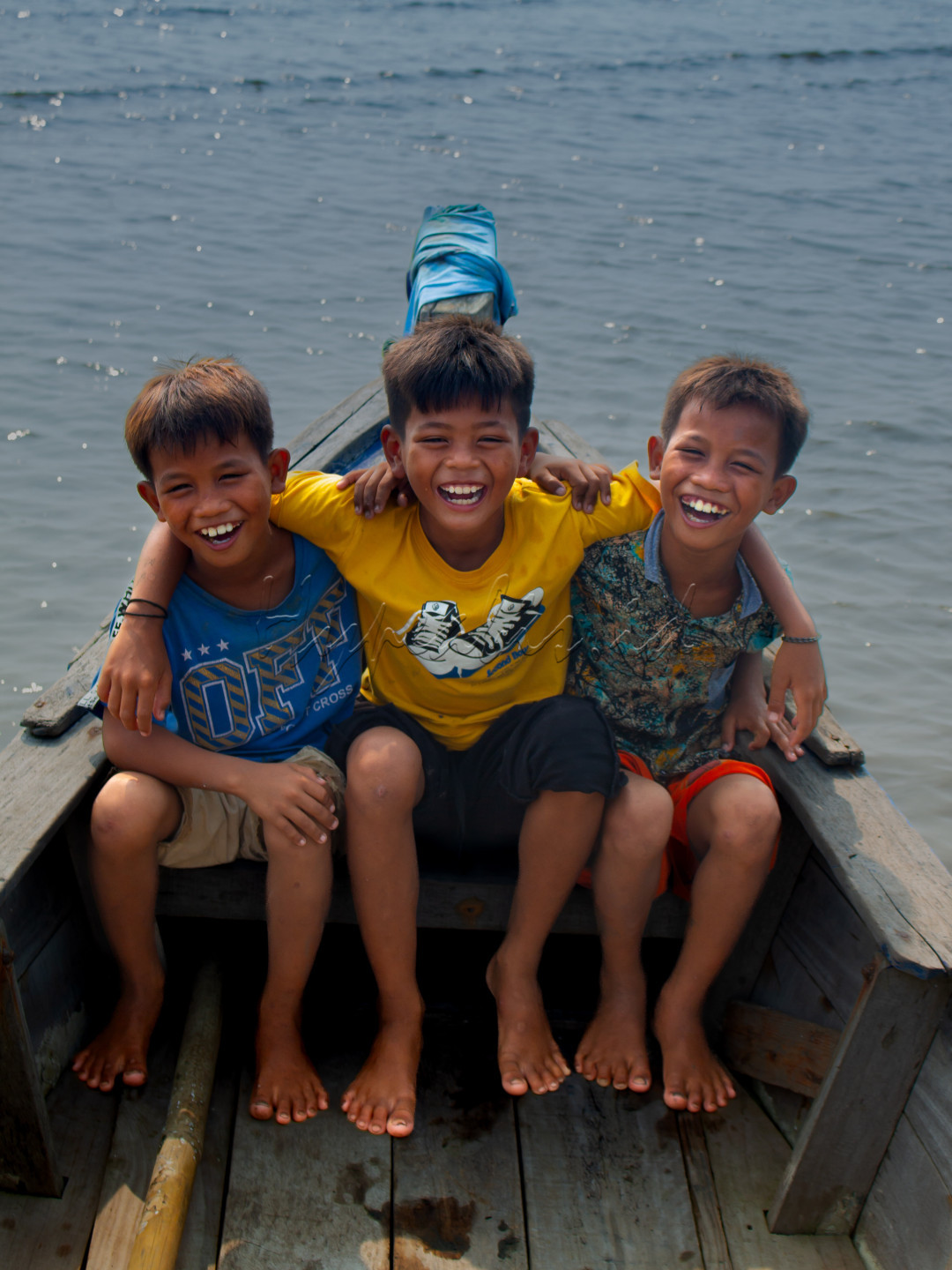 Canda Tawa Anak Bangsa Bersama dalam keceriaan di sebuah desa nelayan
