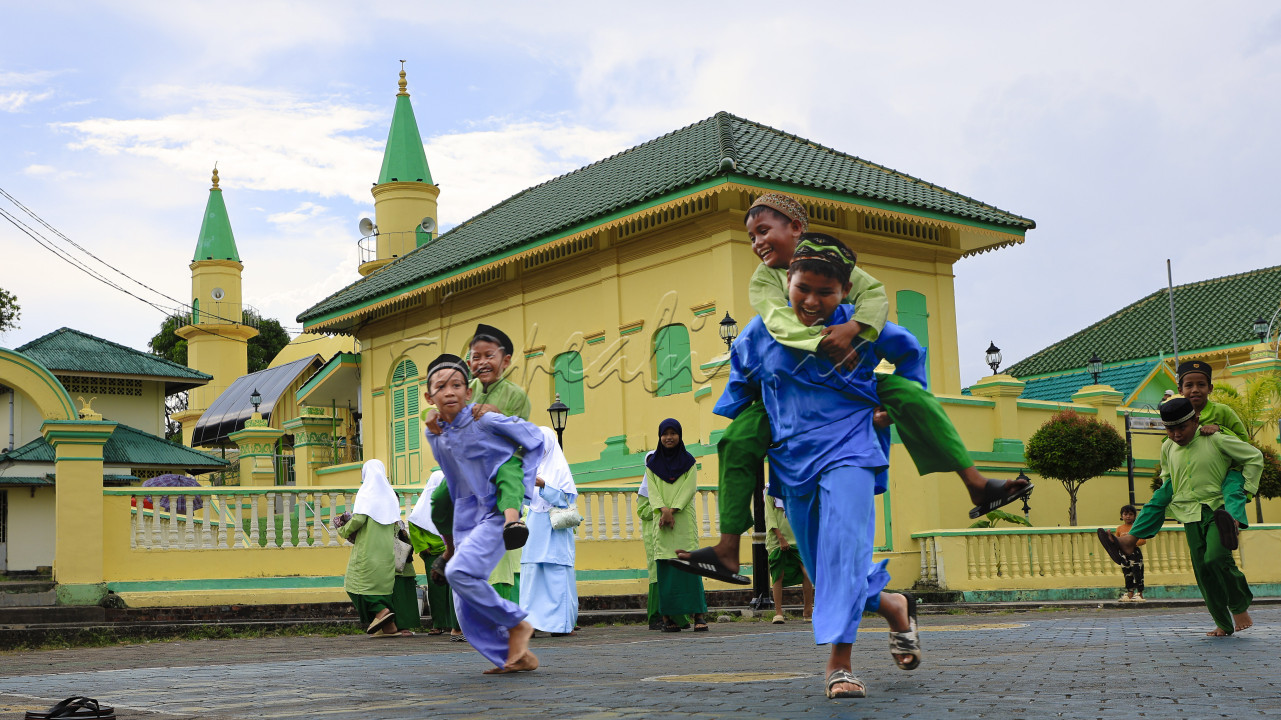 Suasana anak anak Pulau Penyengat setelah mengaji sore, mereka bermain sore bersama hingga jelang maghrib