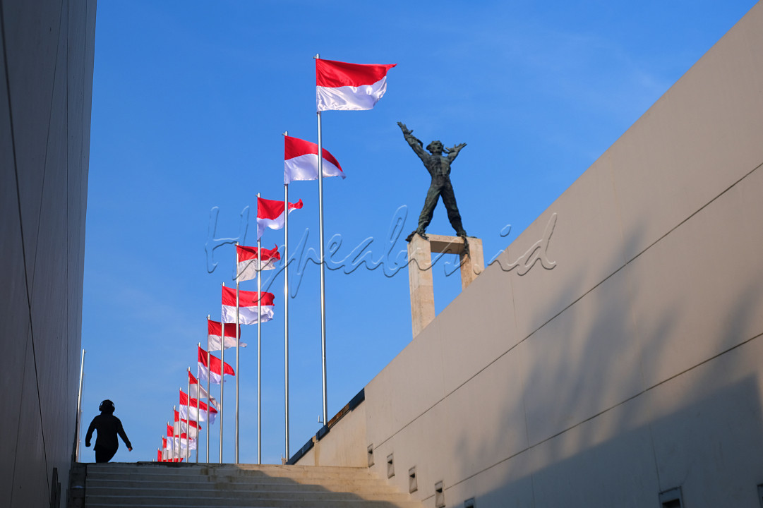 Monumen Pembebasan Irian Barat terletak di tengah-tengah lapangan Banteng. Tinggi patung mencapai 35 meter, terbuat dari perunggu dan dikerjakan oleh tim pematung keluarga Area Yogyakarta dibawah pimpinan Edhi Sunarso