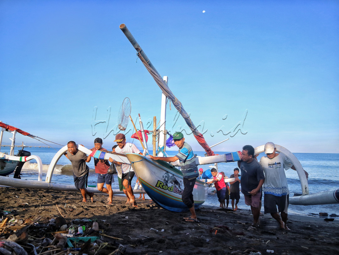 Bahu membahu dalam semangat gotong royong nelayan indonesia&nbsp;