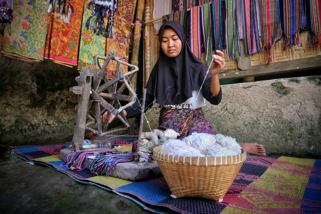 Proses mengintal benang dalam proses pemembuatan gelang,selendang,kain tenun dan pernak pernikahan lainnya, yang berlokasi di desa wisata suku sasak SADE-rambitan Lombok Tengah (NTB)&nbsp;