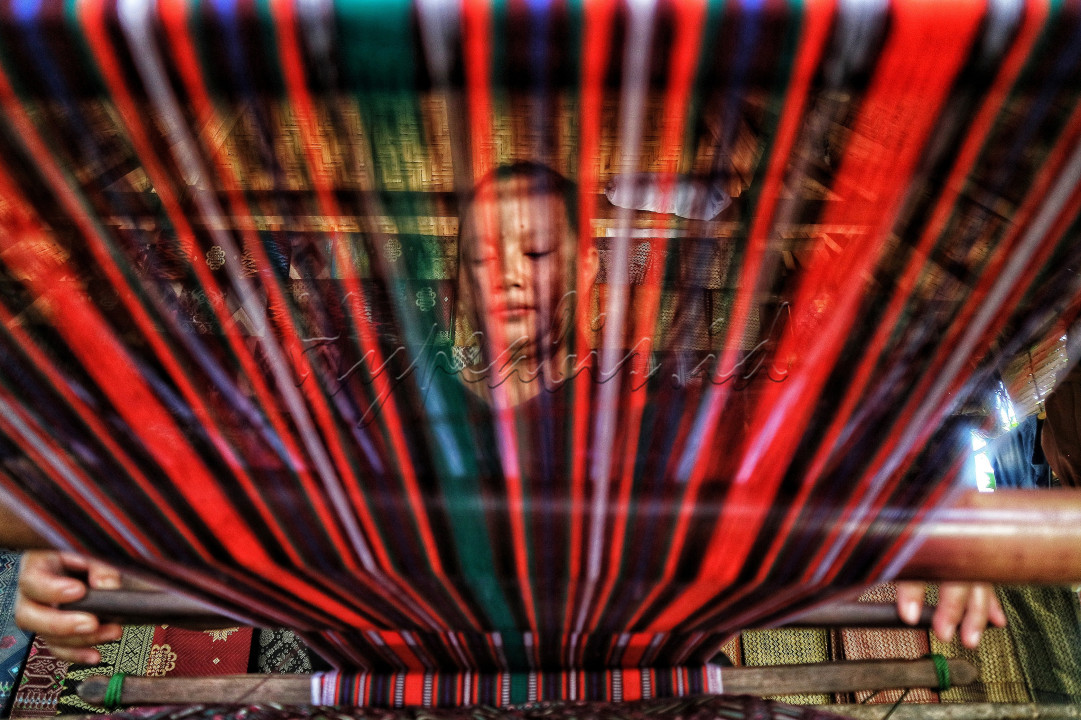 Proses menenun kain songket khas suku sasak,yang berlokasi di desa adat wisata suku sasak SADE-rambitan lombok tengah (NTB)&nbsp;