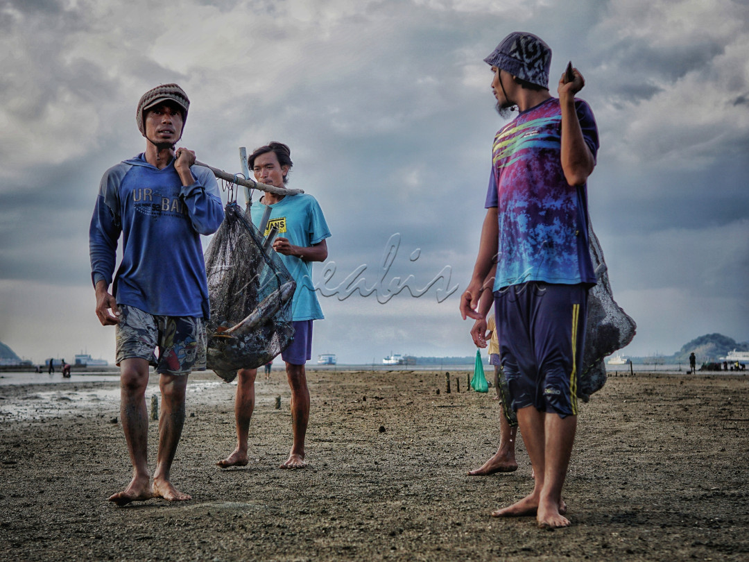 Bapak nelayan dengan membawa hasil tangkapan ikan dan semoga menjadi berkah.&nbsp;<br />
lokasi pantai desa cendimanik sekotong-lombok barat (NTB)&nbsp;