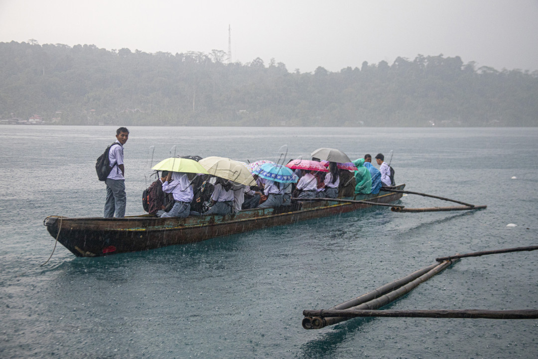 Hujan bukan halangan bagi para pelajar SMA Negeri 1 Pagai Utara Selatan menyebrangi selat Pagai dengan perahu menunju sekolah mereka di Pulau Pagai Utara, Kabupaten Kepulauan Mentawai, Sumbar, Senin (19/8/2024). Setiap hari pelajar-pelajar yang berasal dari Pulau Pagai utara ini menyeberang dengan perahu menuju sekolah mereka yang berada di Pulau Pagai Selatan.