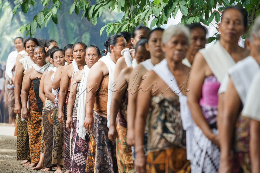 Sejumlah perempuan kaum adat Bonokeling antre untuk memasuki makam dalam tradisi unggahan di makam Kyai Bonokeling di Desa Pekuncen, Jatilawang, Banyumas, Jawa Tengah 07/03/2024.
