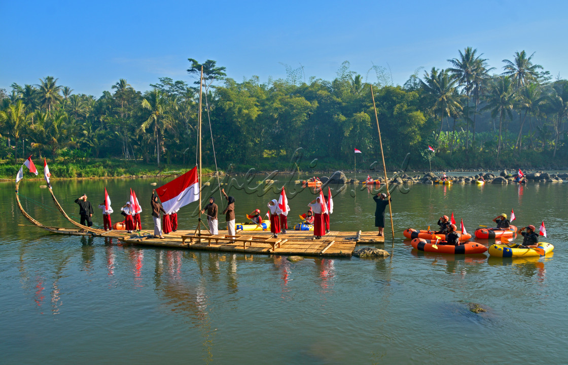 Warga Desa Gleyoran, Sambeng, Magelang Merayakan HUT RI ke-79 dengan pengibaran Bendera di sungai Progo.&nbsp;