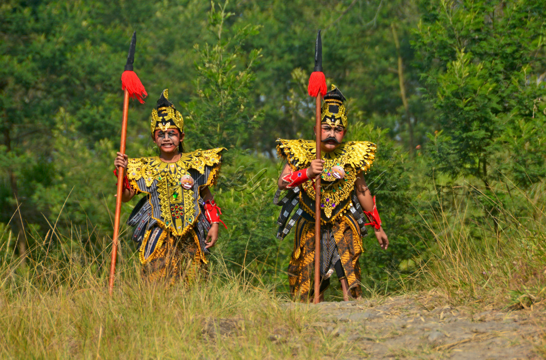 Semangat Dua Anak- anak berjalan menuju pementasan panggung untuk menari kolosal Tari Baru Klinting secara masal di daerah Deles, Kemalang, Klaten, Jawa tengah.&nbsp;