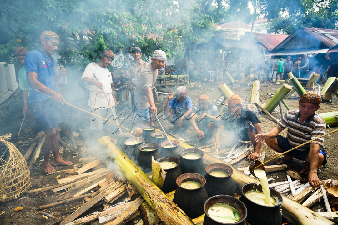 Sejumlah Laki-laki kaum adat Bonokeling gotong royong menyiapkan makanan dalam tradisi unggahan di makam Kyai Bonokeling di Desa Pekuncen, Jatilawang, Banyumas, Jawa Tengah 07/03/2024.