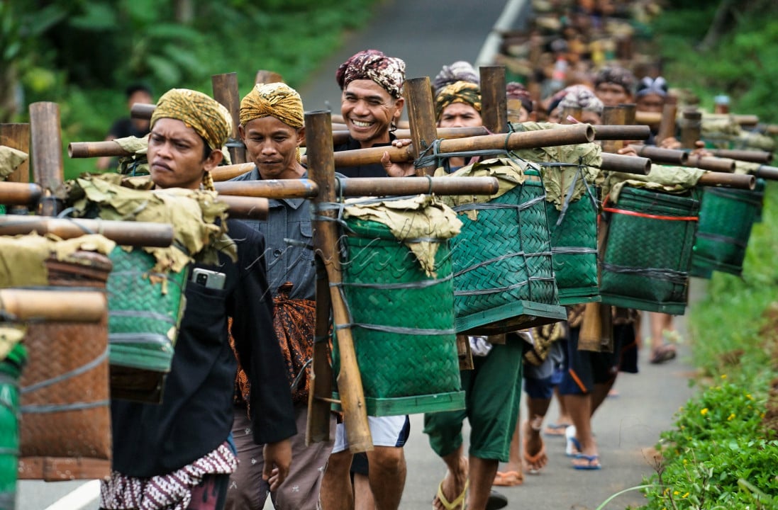 Sejumlah kaum adat Bonokeling melakukan tradisi ritual jalan kaki atau laku mlampah menuju makam Kyai Bonokeling di Desa Pekuncen, Jatilawang, Banyumas, Jawa Tengah 07/03/2024. Dengan membawa berbagai macam hewan ternak dan hasil bumi, para pengikut komunitas adat Bonokeling berjalan sekitar 40 km menuju komplek makam dimaknai sebagai bentuk olah rasa prihatin sebelum melakukan tradisi unggahan.