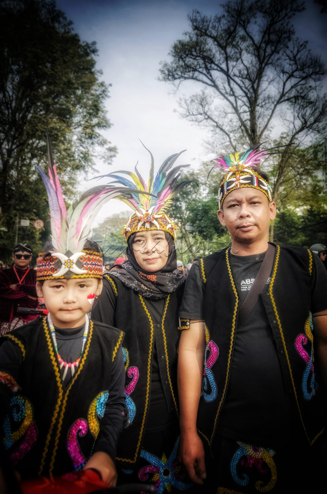 Keluarga harmonis adalah impian semua orang telah menikah. Oleh sebab itu, penting adanya kerja sama yang kompak di antara suami dan istri dalam membangun bahtera rumah tangga. Sebab, keluarga harmonis dan bahagia dapat mempengaruhi aspek hubungan pasangan, anak, dan lainnya.