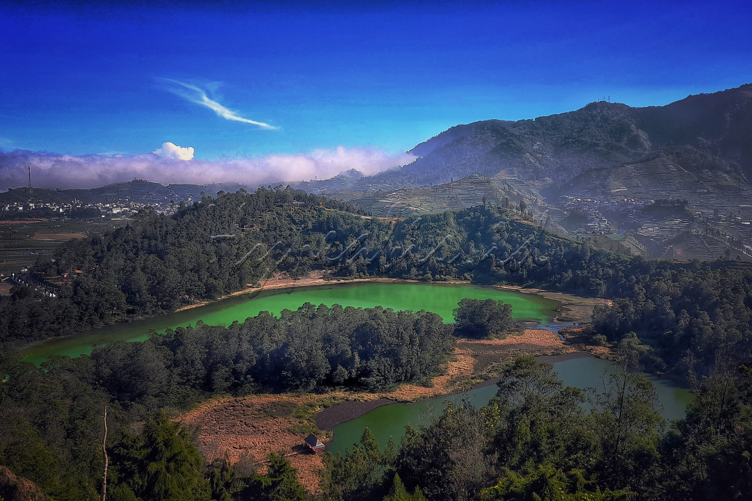 Telaga Warna Dieng adalah satu danau yang terbentuk dan menimbulkan air yang berganti-ganti warna. Hal ini disebabkan oleh karena pengaruh cahaya matahari dan suhu dan organisme yang berupa ganggang yang mendiami perairan tersebut. Kandunghan sulfur pada air telaga juga turut mempengaruhi perubahan warna pada air telaga.