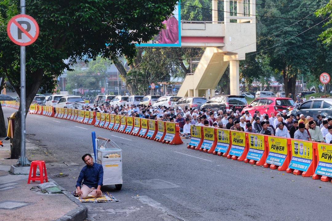 Momen idul adha tahun ini dikota malang yang dilaksanakan di sekitaran alun alun menjadi sebuah momen berharga bagi pedagang makanan untuk mengais rejeki. Namun tidak mengurangi keimanannya untuk tetap menjalankan kewajibannya sebagai umat muslim. Tetap teduh ditempat yg panas