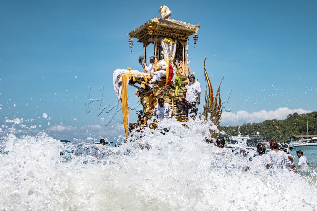 Tradisi ngaben massal di Padangbai, Bali, adalah&nbsp;upacara pembakaran jenazah yang dilakukan secara bersamaan.&nbsp;Upacara ini dipercaya masyarakat Hindu Bali sebagai ritual untuk menyempurnakan jenazah dan mengembalikan roh orang yang meninggal ke alam asalnya lebih cepat daripada penguburan biasa.&nbsp;<br />
Desa Adat Padangbai, Karangasem, Bali, menggelar ngaben massal dengan mengkremasi 117 jasad secara bersamaan.&nbsp;Upacara ini termasuk prosesi mengarak peti jenazah di perairan Padangbai.&nbsp;Tradisi mengarak di tengah laut diperkirakan sudah berlangsung sejak zaman dulu, mungkin karena jalan menuju setra terlalu sempit.&nbsp;Warga Desa Adat Padangbai tetap melakukan pengarakan ketika ngaben melalui pantai, walaupun sudah ada jalan besar