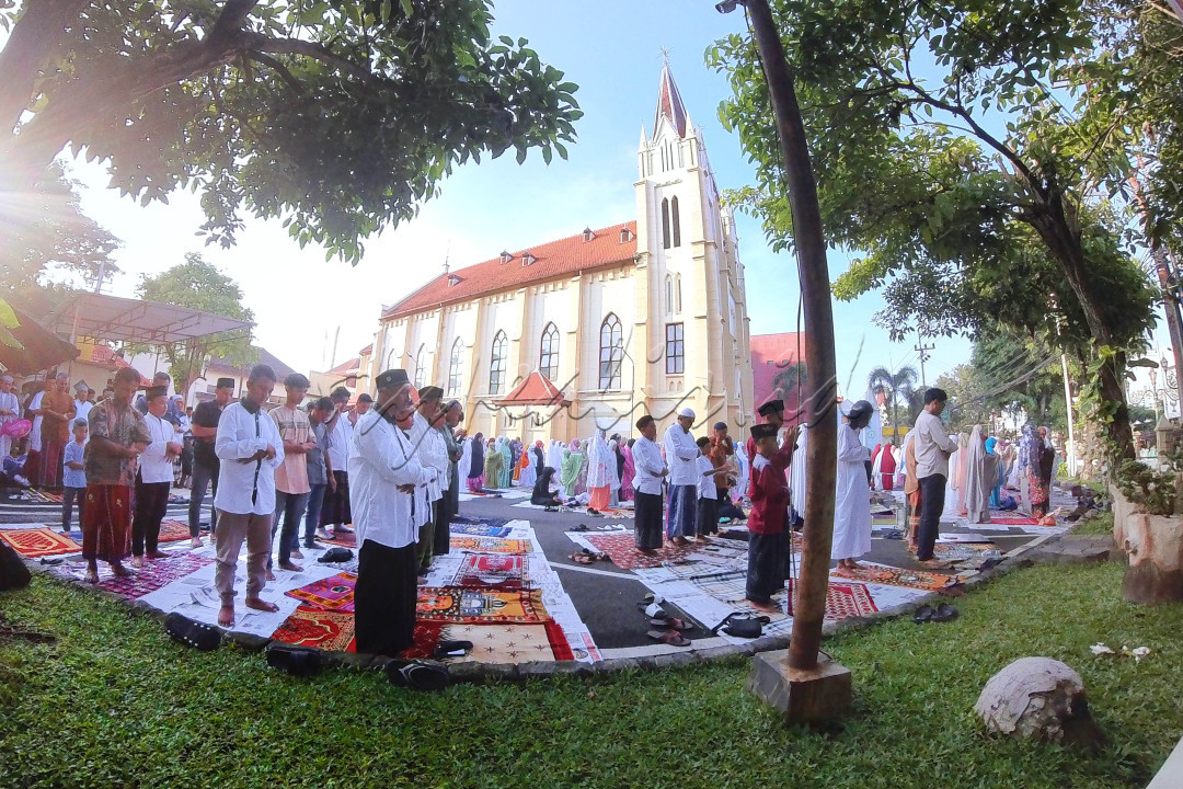 Kota Malang, Jawa Timur termasuk wilayah yang dikenal dengan tingkat toleransinya yang tinggi.<br />
Hal ini dapat dilihat bagaimana Gereja Katolik Paroki Hati Kudus Yesus Kayutangan Kota Malang menyediakan ruang bagi umat Islam melaksanakan sholat Idul Fitri, bahkan mereka menyediakan kertas koran sebagai alas untuk sholat Idul fitri